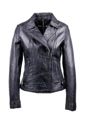 Sort læderbikerjakke med asymmetrisk lynlås, reverskrave, sidelommer og figursyet talje, vist på hvid baggrund.