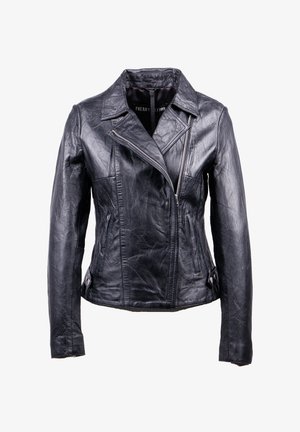 Chaqueta motera de cuero negro con cremallera asimétrica, cuello con solapa, bolsillos laterales y cintura ajustada, mostrada sobre fondo blanco.
