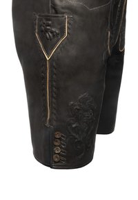 Černé kožené šortky s propracovanou výšivkou, dekorativní kapsou a dřevěnými knoflíky na boku. Hladká textura a přiléhavý střih.