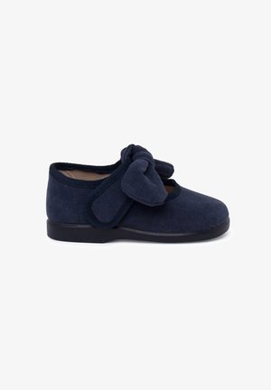 Chaussure pour enfant d'un bleu foncé doux avec un nœud et une bride Velcro ajustable, semelle plate noire et bout arrondi pour le confort et le maintien.