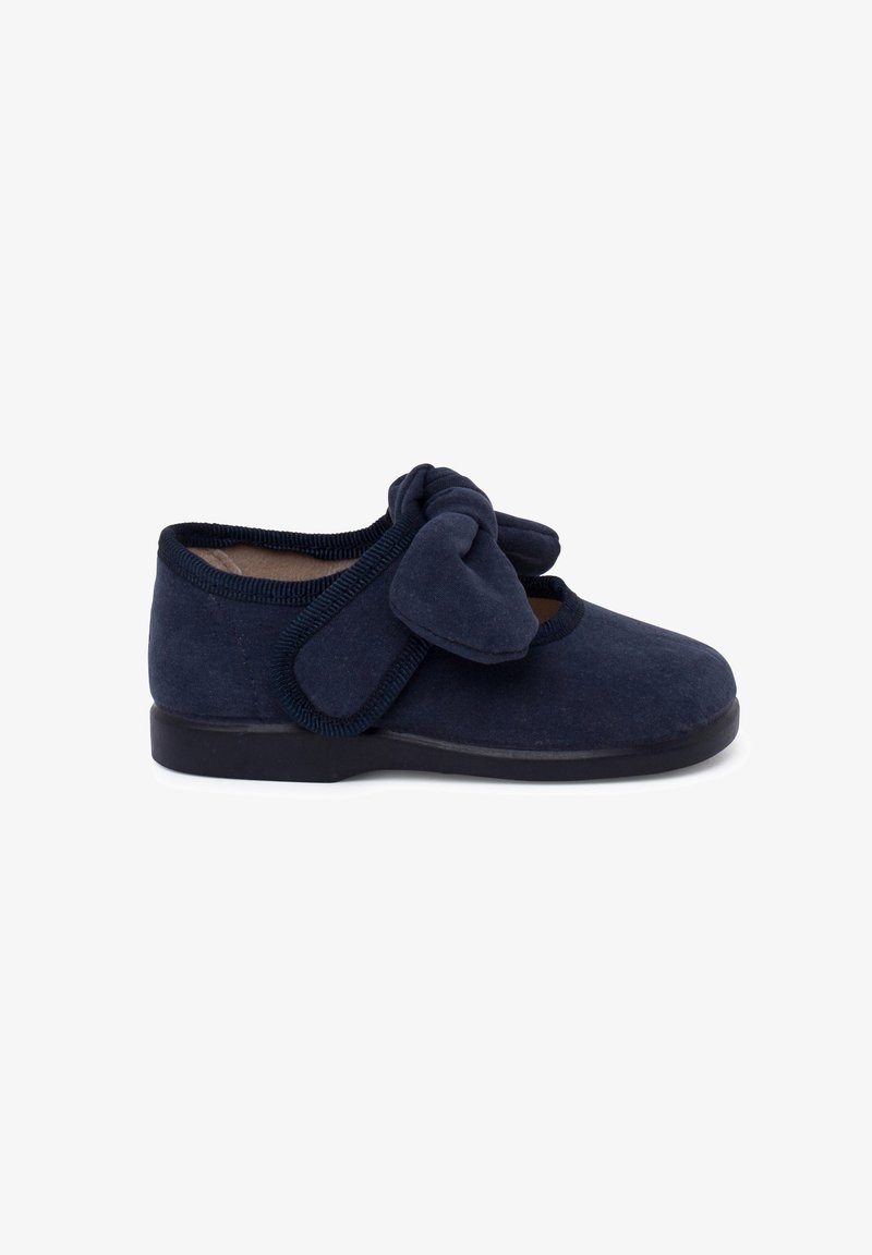 Chaussure pour enfant d'un bleu foncé doux avec un nœud et une bride Velcro ajustable, semelle plate noire et bout arrondi pour le confort et le maintien.