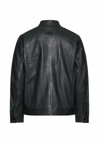 Czarna skórzana kurtka z prostym szwem na plecach, mankietami na zatrzaski oraz małą prostokątną naszywką w pobliżu kołnierza.