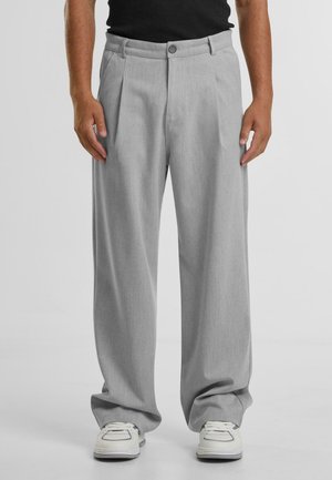 Pantalones plisados de color gris claro con cintura alta y piernas rectas, confeccionados en tejido texturizado. Con cierre de botón y bolsillos laterales.