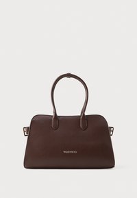 Brazdas ādas rokassoma ar strukturētu formu, divām noapaļotām rokturiem, zelta zīmogu un elegantu, minimālistisku dizainu.