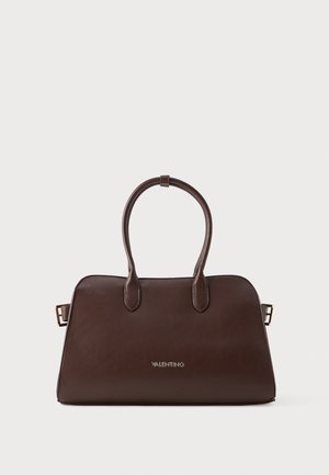 Brązowa skórzana torebka o zdefiniowanej formie, z podwójnymi, zaokrąglonymi uchwytami, złotym logo oraz eleganckim, minimalistycznym designem.