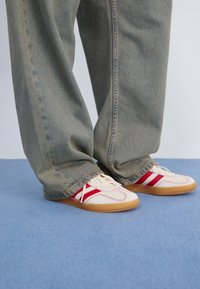 GAZELLE INDOOR - Sneakers - better scarlet/cream white