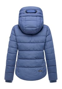 Gewatteerde blauwe jas met een hoge kraag en een grote, ronde capuchon. Beschikt over doorgestikte lijnen, geribde manchetten en een stoffen logo-label aan de onderkant.