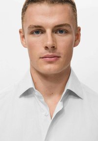 Witte, gestreepte button-up shirt met een spread collar, gemaakt van lichte stof, gekenmerkt door kleine knopen en een gladde textuur.