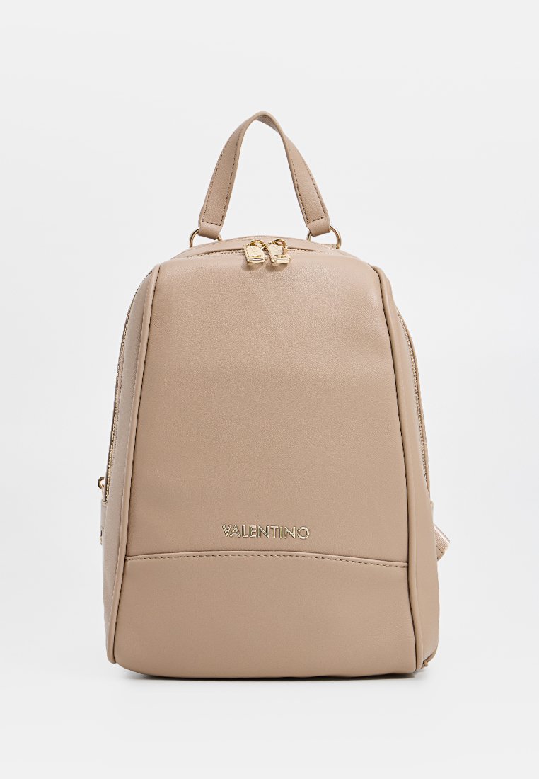 Zaino in pelle beige con una trama liscia, forma arrotondata, hardware della cerniera dorata e un logo ben visibile sulla parte anteriore inferiore.