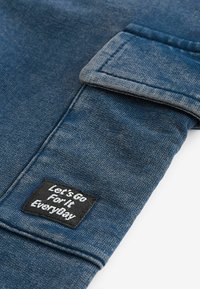 Next SUPER UTILITY - Hlačami s stranskimi žepi - blue acid wash