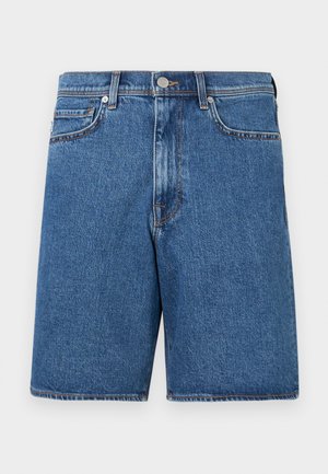 Shorts en denim d'une teinte bleu moyen, avec un design classique à cinq poches, des accents cousus et une silhouette à coupe droite.