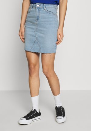 Jasnoniebieska spódnica z denimu z surowym wykończeniem na dole i rozcięciem z przodu, wyposażona w tradycyjne przednie kieszenie w stylu jeansowym oraz zapięcie na suwak i guzik.