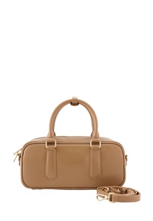 Kleine rechteckige hellbraune Ledertasche mit zwei Griffen, goldfarbenen Beschlägen, Reißverschluss und abnehmbarem Schultergurt, der neben der Tasche aufgewickelt liegt.