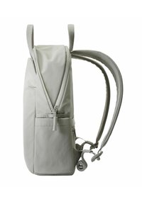 Sac à dos gris avec une finition lisse et mate. Comprend une fermeture éclair supérieure, des bretelles rembourrées et une poche latérale avec une petite boucle pour les accessoires.