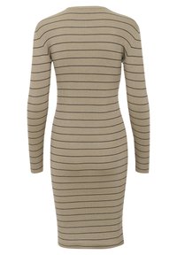 Robe à manches longues en maille côtelée beige avec des rayures noires horizontales, silhouette ajustée, col rond et ourlet mi-long. Texture lisse.