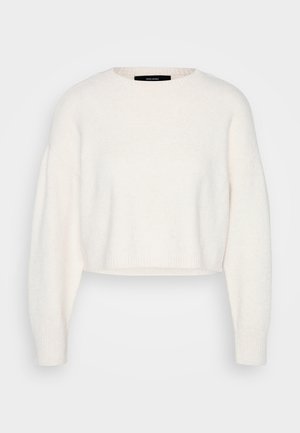 Pull court blanc en matière douce, avec un col rond et des manches longues légèrement oversize, dotées de bords côtelés.