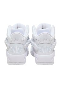 Hvide Ewing sneakers med høj-top design, polstret krave, prægede logoer og teksturerede detaljer på hælen og stropen.