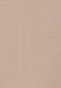 Texture de tissu brun clair en gros plan avec un fin nervurage horizontal et des irrégularités subtiles dans le tissage.