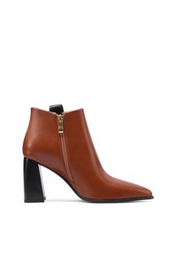 Stivale alla caviglia in pelle marrone con punta appuntita, dettaglio della zip dorata e tacco nero chunky. Texture liscia e linee pulite.