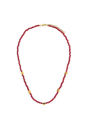 Czerwony naszyjnik z koralików z pięcioma małymi złotymi zawieszkami w kształcie serca oraz złotym zapięciem z regulowanym łańcuszkiem.