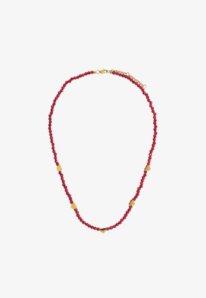 Czerwony naszyjnik z koralików z pięcioma małymi złotymi zawieszkami w kształcie serca oraz złotym zapięciem z regulowanym łańcuszkiem.