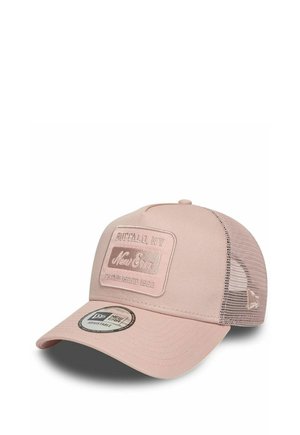 Casquette trucker ajustable rose clair avec dos en maille, écusson devant portant l'inscription « Buffalo, NY New Era Established 1920 » et autocollant New Era sur la visière.