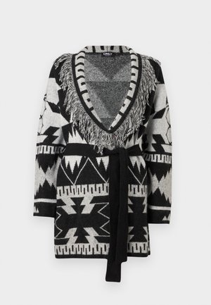 Cardigan lavorato a maglia nero e grigio con motivi geometrici, scollatura a V profonda frangiata, maniche lunghe e una cintura nera in vita.