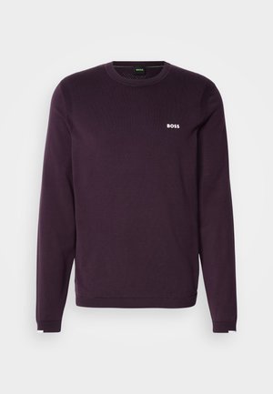 Lila långärmad tröja i stickad typ. Har rundad halsringning och en liten vit "BOSS"-logotyp på bröstet. Enfärgad, enkel design.