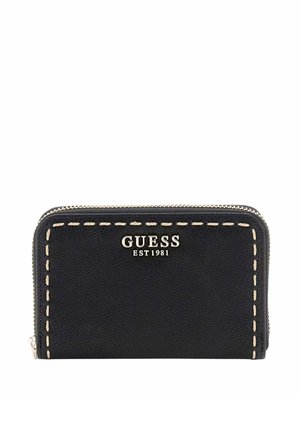 Portefeuille en cuir noir avec surpiqûres beiges et fermeture éclair argentée, estampillé "GUESS EST 1981" en lettres argentées sur le devant.