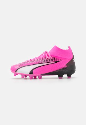 Scarpe da calcio con una tomaia rosa, accenti neri e una striscia argentata. Presentano un colletto simile a una calza e sei tacchetti per la trazione.