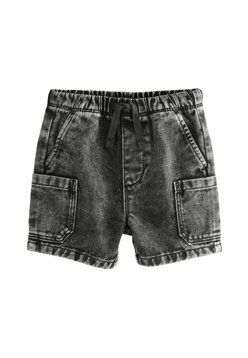 Pantalones cortos de mezclilla negra con cintura elástica, cordón y dos bolsillos frontales. Presenta un lavado desgastado y detalles de costura visibles.