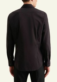 Zwarte longsleeve shirt met een rechte kraag, een gladde textuur en manchetten met één knoop, met een rugnaad en een getailleerde pasvorm.