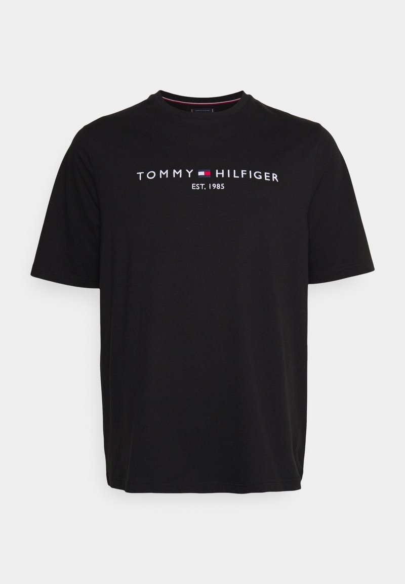 Mustat puuvillapaita pyöreällä kaula-aukolla. Siinä on valkoinen teksti "TOMMY HILFIGER EST. 1985" ja pieni punainen ja sininen logotunnus.
