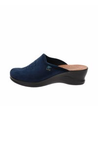 Zoccoli in suede blu navy con un motivo floreale testurizzato sulla parte superiore, suola in gomma nera e soletta in sughero per comfort e supporto.