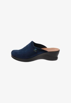 Zoccoli in suede blu navy con un motivo floreale testurizzato sulla parte superiore, suola in gomma nera e soletta in sughero per comfort e supporto.