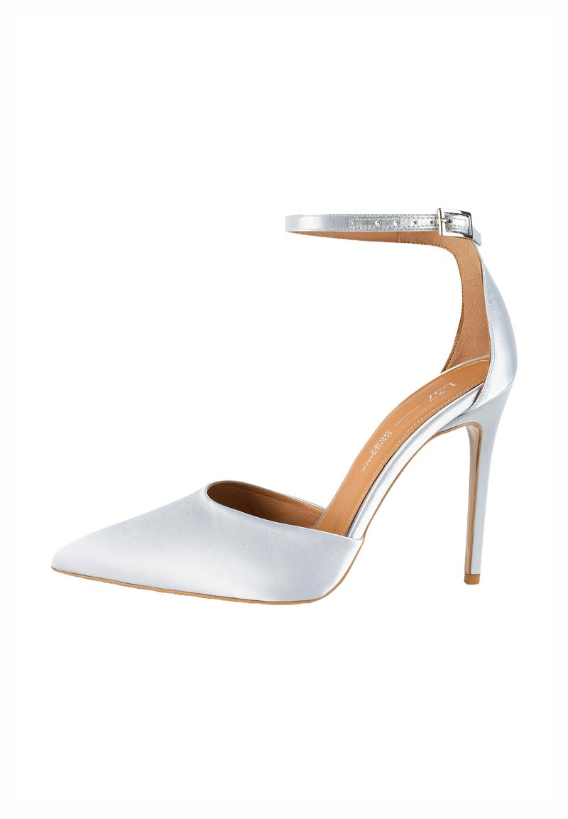 Silberne satinierte High Heels mit spitzem Zehenbereich, Knöchelriemen und schlankem Stiletto-Absatz. Glatte Oberfläche mit einer beige-farbenen Innensohle.