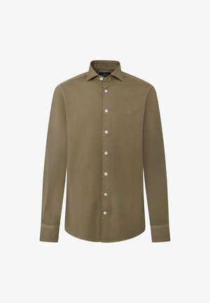Długosleeve oliwkowa zielona koszula zapinana na guziki z wyraźnym kołnierzykiem i białymi guzikami, z małym logo po lewej stronie klatki piersiowej. Gładka faktura materiału.