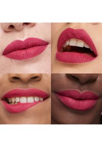 Neljä lähikuvaa eri ihonsävyisistä huulista, joissa on mattaa vaaleanpunaista huulipunaa, näyttäen suljettuja, hymyileviä ja hieman avoimia suun ilmeitä.