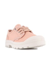 Jasnoróżowe płótno sportowe z białą gumową podeszwą, zaokrąglony czubek i płaskie sznurowadła. Posiada metalowe oczka oraz teksturowane wykończenie na podeszwie.