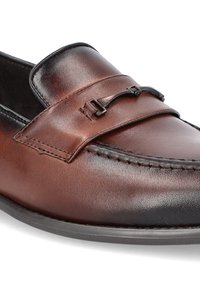 Brązowe skórzane mokasyny o gładkiej teksturze, z paskiem z dekoracyjnym metalowym akcentem oraz przeszyciami wzdłuż krawędzi.