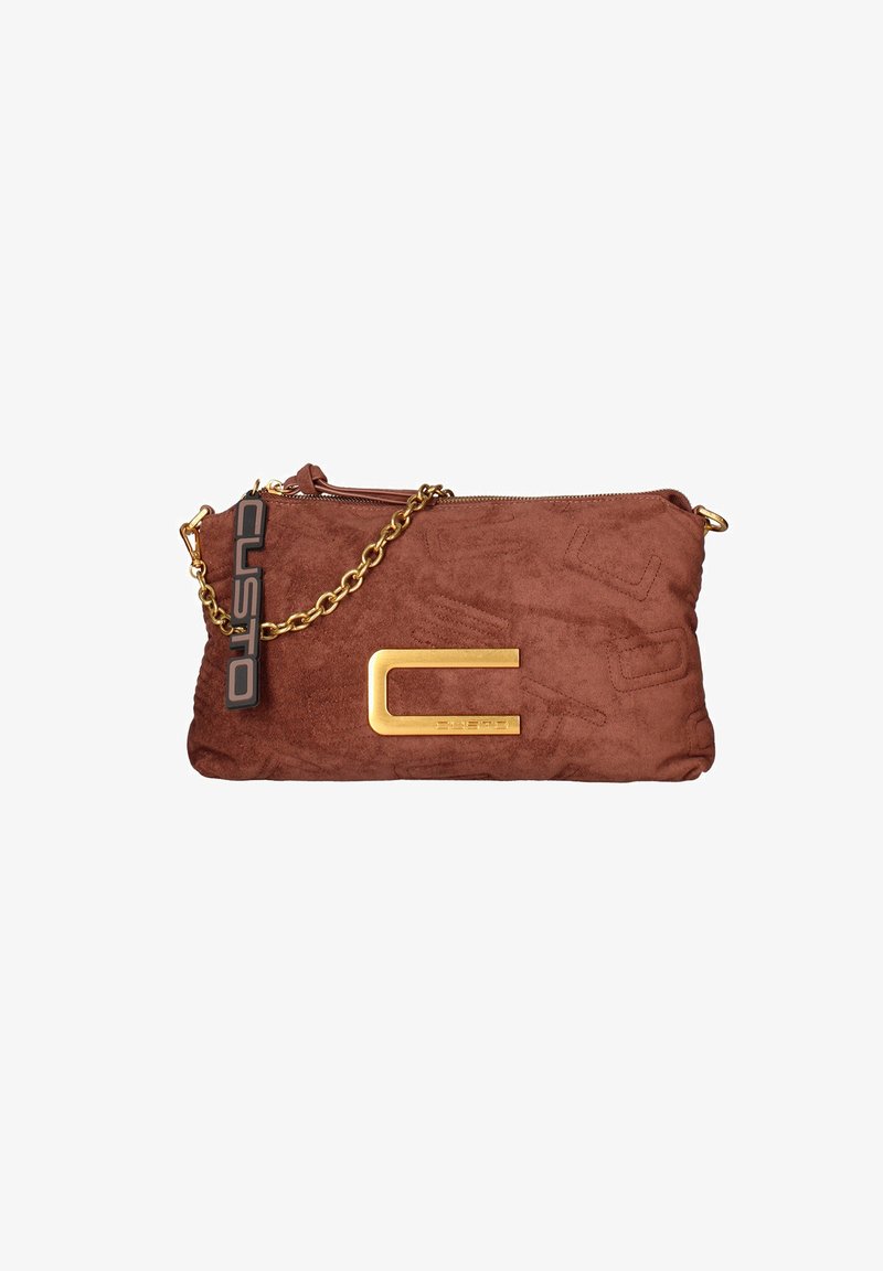 Borsa a mano in suede marrone con hardware dorato, caratterizzata da una catena decorativa e un logo geometrico in evidenza sulla parte anteriore.