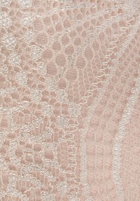 Lys rosa blonde stoff med intrikate sølvtråd mønstre, som har en blanding av glatte og teksturerte overflater. Delikat og detaljert design.