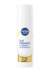 Bottiglia di siero primer UV 2-in-1 NIVEA Sun; bianca con un logo circolare blu e decorazioni dorate; presenta etichette con SPF 50+ e protezione UV.