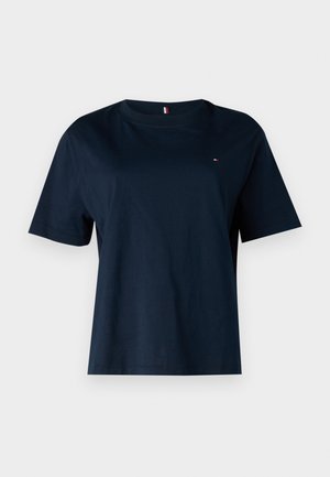 T-shirt in cotone blu navy con scollatura rotonda e maniche corte. Presenta una piccola patch con logo sul lato sinistro del petto. Texture liscia.