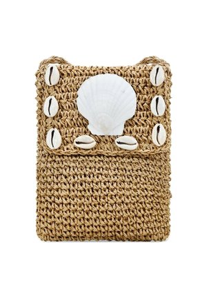 Bolso de mano de paja trenzada con un adorno de concha blanca y acentos de conchas en patrón a lo largo del borde superior. Color natural tostado, acabado texturizado.