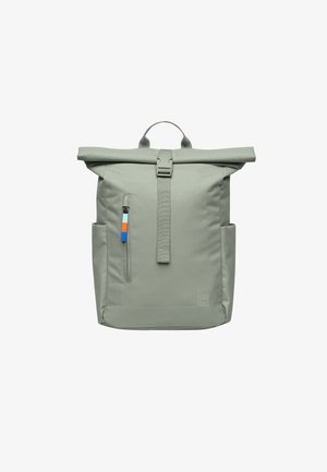 Lichtgrijze rugzak met oprolbare bovenkant, voorzak met verticale rits, zijzakken, gespband en kleurrijke ritstrekker.
