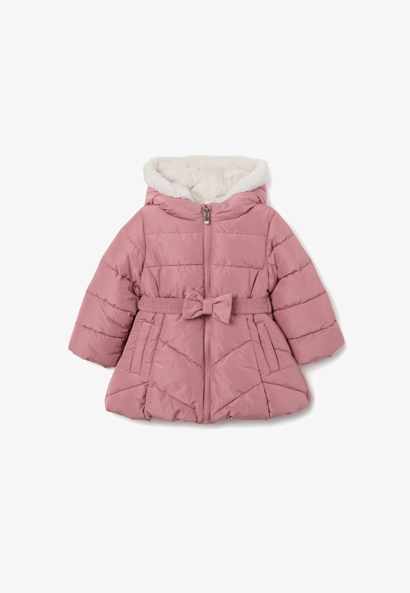 Cappotto puffo rosa con zip frontale, cappuccio foderato in pelliccia, vita con cintura e trapuntatura diagonale. Presenta tasche laterali e un dettaglio a fiocco.