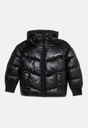 Sort skinnende dunjakke med hætte, frontlynlås, to lommer, ribbet manchetter og hvidt Karl Lagerfeld-logo på brystet.