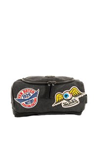 Borsa in denim grigio con doppia cerniera, caratterizzata da toppe ricamate tra cui un occhio alato e un logo, e una base inferiore nera.