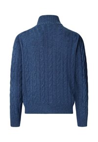 Blauwe kabelgebreide trui met een hoge kraag, met geribbelde manchetten en zoom. De textuur is zacht en chunky, wat de gebreide patroon benadrukt.